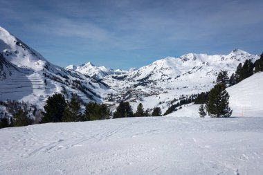 Mavi gökyüzüne karşı Avusturya 'nın Obertauen kayak bölgesinin panoramik görünümü