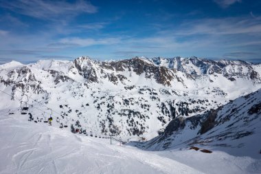 Avusturya 'nın Obertauen kayak bölgesinin panoramik görüntüsü bulutlu mavi gökyüzüne karşı