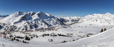 Mavi gökyüzüne karşı Avusturya 'nın Obertauen kayak bölgesinin panoramik görünümü