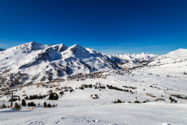 Mavi gökyüzüne karşı Avusturya 'nın Obertauern kayak bölgesinin panoramik görünümü