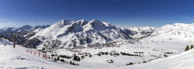 Mavi gökyüzüne karşı Avusturya 'nın Obertauen kayak bölgesinin panoramik görünümü