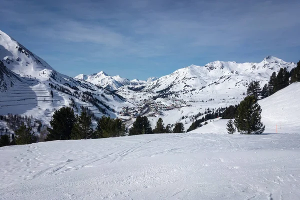 Mavi gökyüzüne karşı Avusturya 'nın Obertauen kayak bölgesinin panoramik görünümü