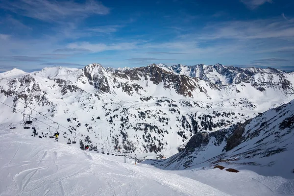 Avusturya 'nın Obertauen kayak bölgesinin panoramik görüntüsü bulutlu mavi gökyüzüne karşı
