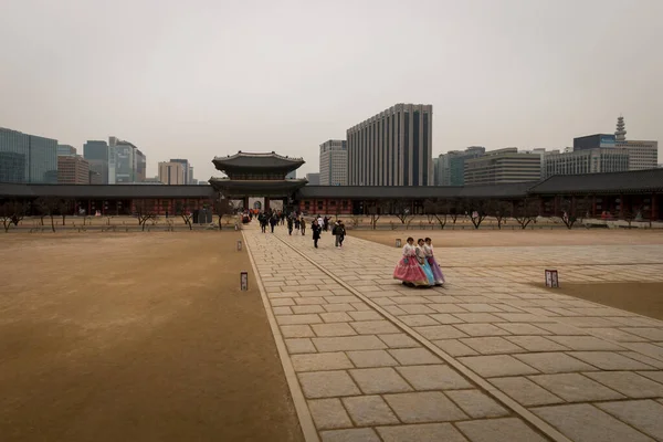 Seoul Südkorea Februar 2018 Schöne Koreanerin Hanbok Kleid Gyeongbokgung Palast — Stockfoto