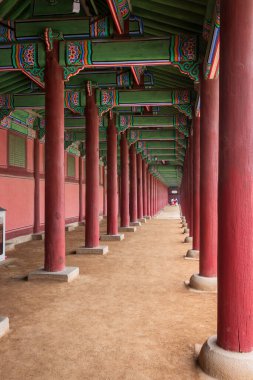 Güney Kore, Seul 'deki Gyeongbokgung Sarayı' ndaki kırmızı kolonlara bakın.