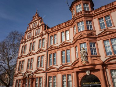 Gutenberg Müzesi Mainz, Almanya mavi gökyüzüne karşı