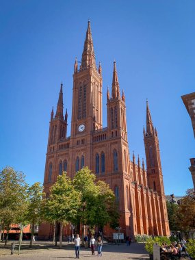 Wiesbaden, Almanya - 21 Eylül 2019: Marktkirche Pazar Kilisesi mavi gökyüzüne karşı