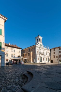 Udine, İtalya - 6 Haziran 2019: Piazza Giacomo Matteotti San Giacomo Apostolo Kilisesi ile birlikte mavi gökyüzüne karşı gün doğumunda