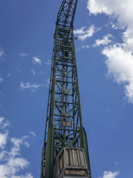 Gammal Grön Byggkran Mainz Tyskland Mot Blå Himmel — Stockfoto