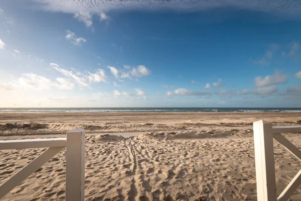 Vista Panoramica Sulla Spiaggia Del Mare Del Nord Con Ringhiera — Foto Stock