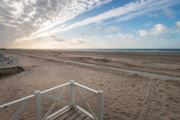 Scénický Výhled Pláž Severního Moře Kijkduinu Nizozemsko Zábradlím Plážové Chatrče — Stock fotografie