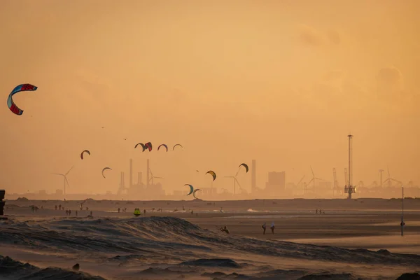 Scénický Výhled Pláže Kijkduin Přístavu Rotterdam Nakládací Jeřáby Mnoha Kitesurfer — Stock fotografie