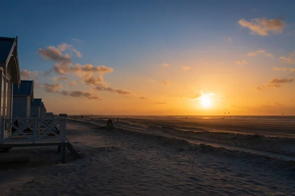 Smuk Udsigt Strandhytter Ved Nordsøen Strand Kijkduin Holland Mod Sol - Stock-foto