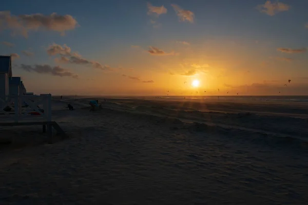 Scénický Pohled Plážové Chatrče Pláži Severního Moře Kijkduinu Nizozemsko Proti — Stock fotografie