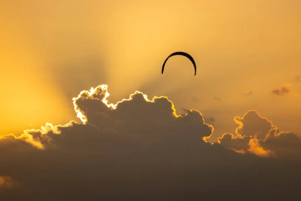 Single Kite Kitesurfing Rigg Vid Solnedgången Mot Moln Och Orange — Stockfoto