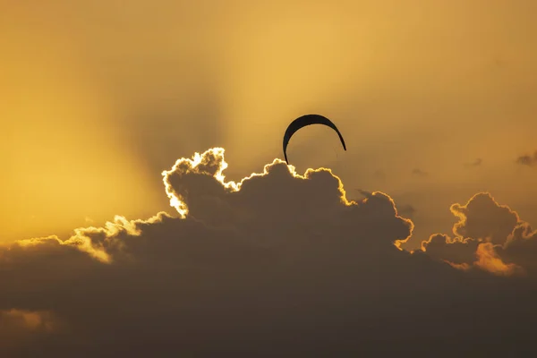 Gün Batımında Bulutlara Turuncu Gökyüzüne Karşı Uçan Tek Bir Uçurtma — Stok fotoğraf