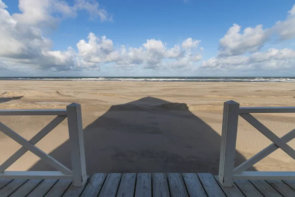 Живописный Вид Террасы Пляжного Домика Пляж Северного Моря Нидерландах Фоне — стоковое фото