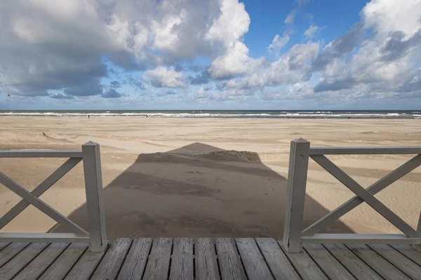 Utsyn Fra Terrasse Strandhytte Til Nordsjøstrand Nederland Mot Blå Himmel – stockfoto