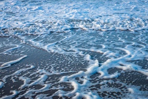 Kleine Golven Surfen Een Rustig Plankend Strand Met Ondiep Water — Stockfoto