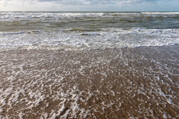 Praia Mar Norte Arenosa Com Surf Ondas Contra Céu Nublado — Fotografia de Stock