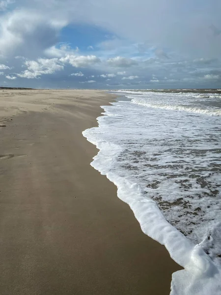 Hollanda Bulutlu Gökyüzüne Karşı Sörf Dalgalarla Kumlu Kuzey Denizi Plajı — Stok fotoğraf