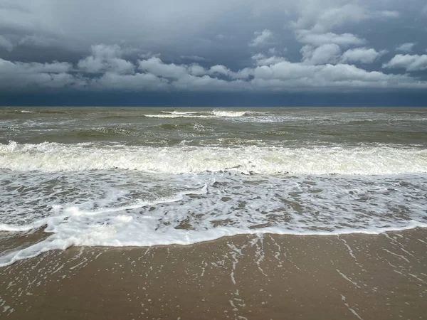 Hollanda Bulutlu Gökyüzüne Karşı Sörf Dalgalarla Kumlu Kuzey Denizi Plajı — Stok fotoğraf