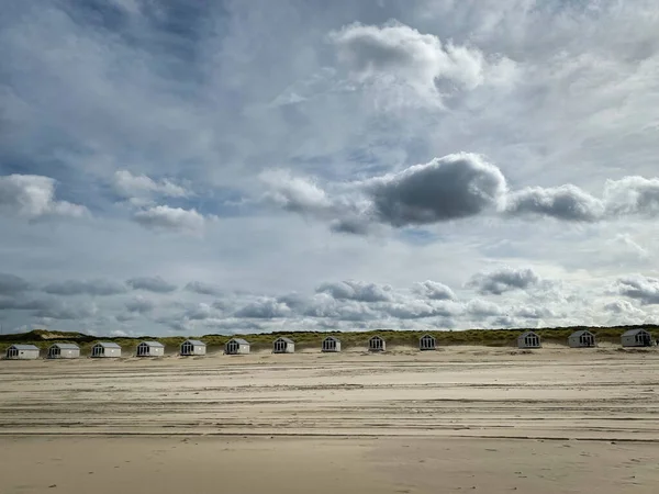 Maleriske Strandhytter Nordsøstrand Holland Mod Blå Himmel Ved Solnedgang - Stock-foto