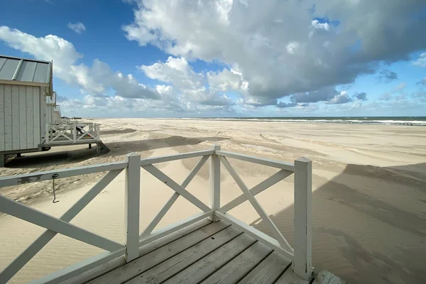 Smuk Udsigt Strandhytter Ved Nordsøen Strand Kijkduin Holland Mod Blå - Stock-foto