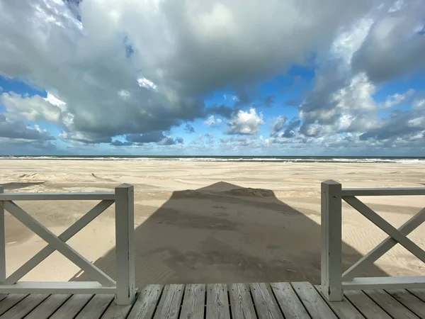 Naturskön Utsikt Från Terrass Strandstuga Till Nordsjöstranden Nederländerna Mot Blå — Stockfoto