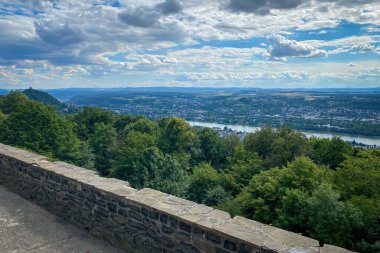Almanya 'nın Siebengebirge dağlarındaki Petersberg dağının manzarası Rhine nehrine bakıyor ve Bonn şehrinin bir bölgesi olan Bad Godesberg mavi gökyüzüne karşı bulutlar.