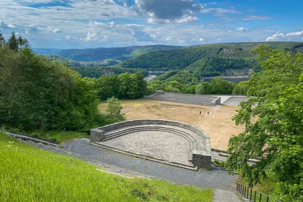 Almanya, Nationalpark Eifel 'deki manzaranın panoramik görüntüsü. Vogelsang' ın Nazi rejiminden inşa edildiği kare..