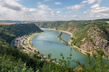 Lorelei ile Yukarı Orta Ren Vadisi 'ndeki Unesco Dünya Mirası Sitesi' nin manzarası. Rock, Katz Kalesi ve St. Goarshausen kasabası