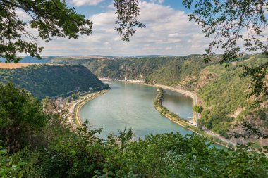 Katz Şatosu ve St. Goarshausen kasabası ile Yukarı Ren Vadisi 'ndeki Unesco Dünya Mirası Sitesi manzarası