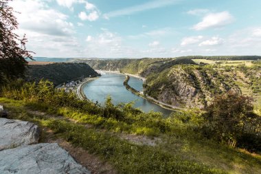Lorelei ile Yukarı Orta Ren Vadisi 'ndeki Unesco Dünya Mirası Sitesi' nin manzarası. Rock, Katz Kalesi ve St. Goarshausen kasabası