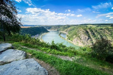 Lorelei ile Yukarı Orta Ren Vadisi 'ndeki Unesco Dünya Mirası Sitesi' nin manzarası. Rock, Katz Kalesi ve St. Goarshausen kasabası