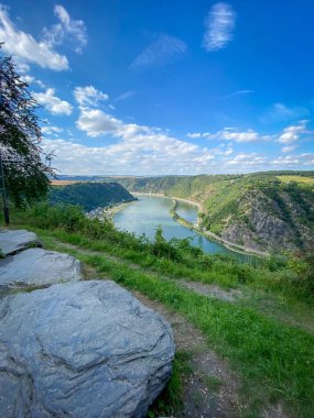 Lorelei ile Yukarı Orta Ren Vadisi 'ndeki Unesco Dünya Mirası Sitesi' nin manzarası. Rock, Katz Kalesi ve St. Goarshausen kasabası