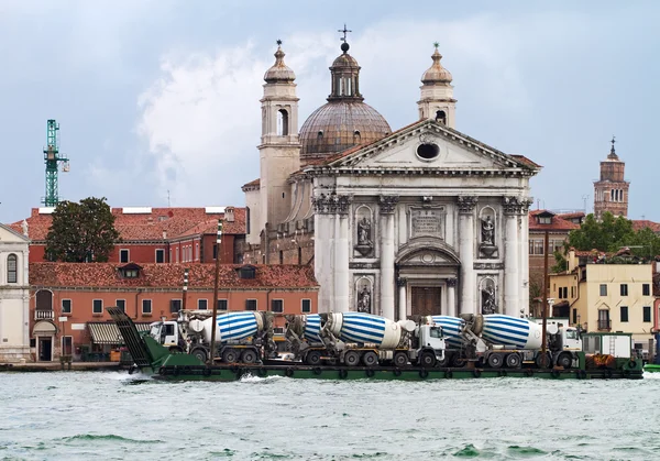 Venedik kanal kargo taşımacılığı. — Stok fotoğraf