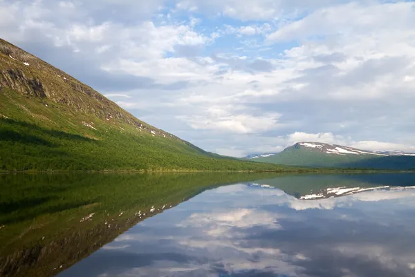 Сценическое озеро Шведской Лапландии . — стоковое фото