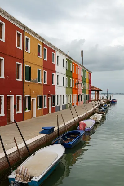 Rengarenk Burano içinde bina. — Stok fotoğraf