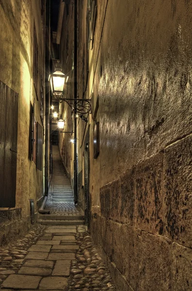 Old Town alley with lanterns at night. — Stock Photo, Image