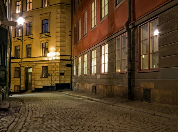 Rua vazia à noite. Fotos De Bancos De Imagens