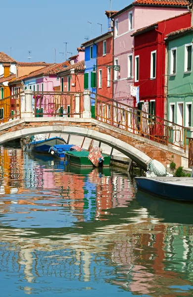 สะพานและบ้านที่มีสีสันใน Burano . — ภาพถ่ายสต็อก