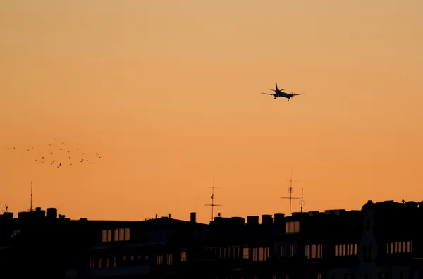 Airplane silhouette at sunset. — Stock Photo, Image