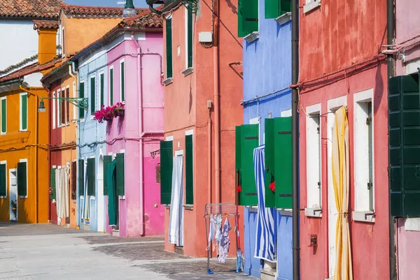 Rua ensolarada em Burano colorido . — Fotografia de Stock