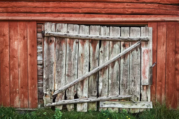 Staré rustikální dveře stodoly. — Stock fotografie