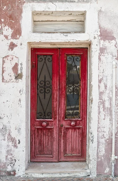 Старі червоні дерев'яні двері . — стокове фото