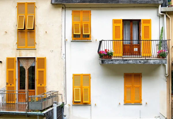 Casa velha com persianas amarelas . — Fotografia de Stock