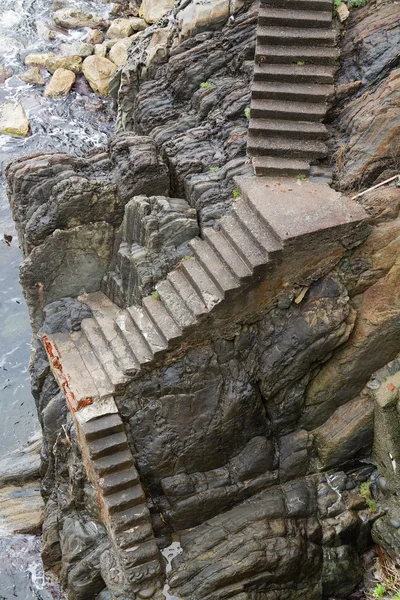 Steile Steintreppe. — Stockfoto