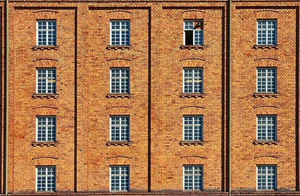 Edifício de tijolo industrial velho . — Fotografia de Stock