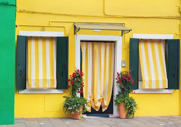 Gele huis in burano, Italië. — Stockfoto